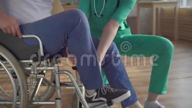 贴身女护士帮<strong>助残</strong>疾人从轮椅上站起来